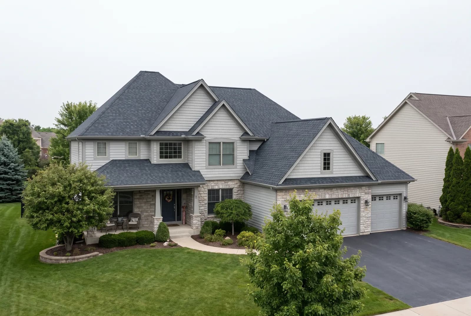 Home with a graduated multicolour slate-look designer shingle roof